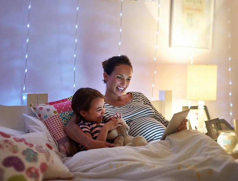 agl_s_image_pregnant-woman-daughter-bed-tablet