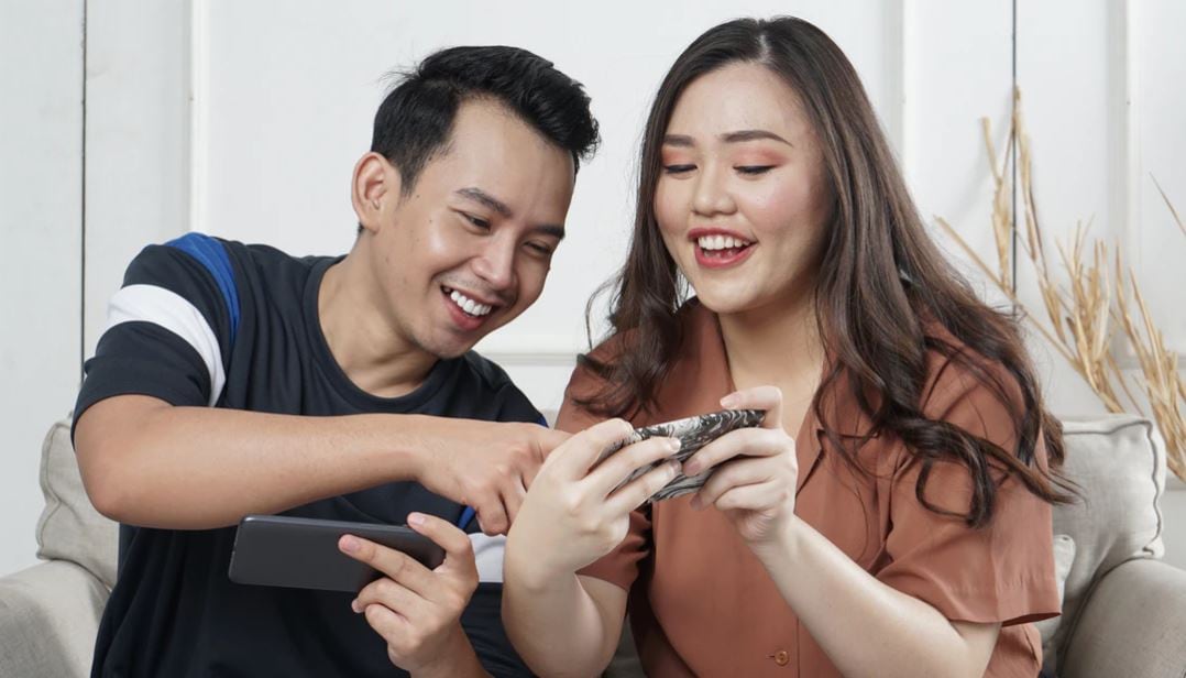 agl_s_image_couple on their phones