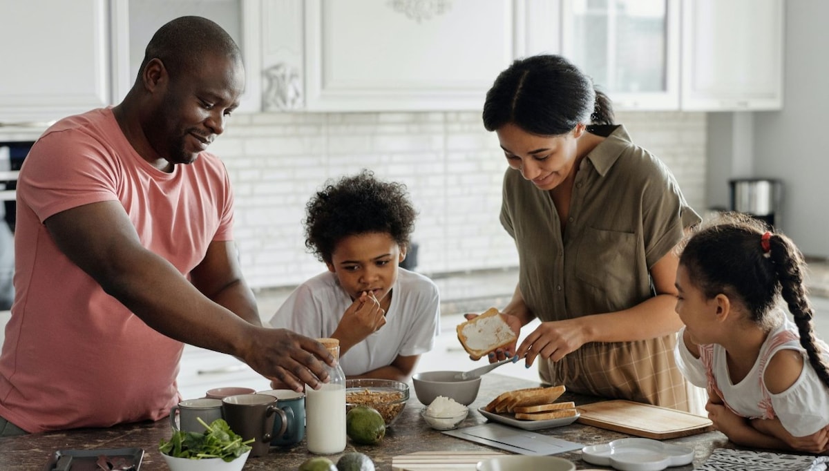 agl_s_image_kitchen-family-making-breakfast