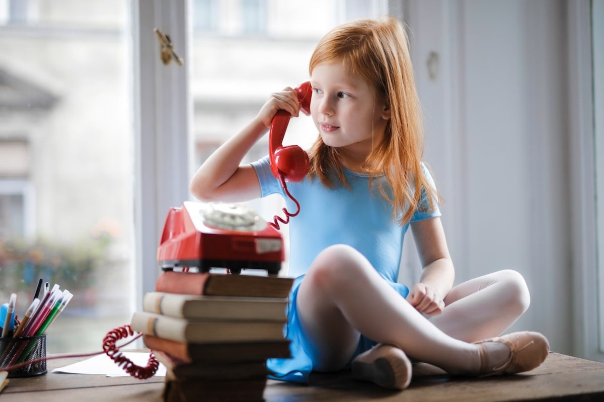 agl_s_image_girl-sitting-playing-old-phone