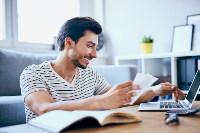 agl_s_image_living-male-laptop-receipts
