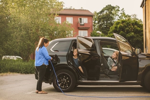 agl_s_image_wideshot-black-ev-family-charging
