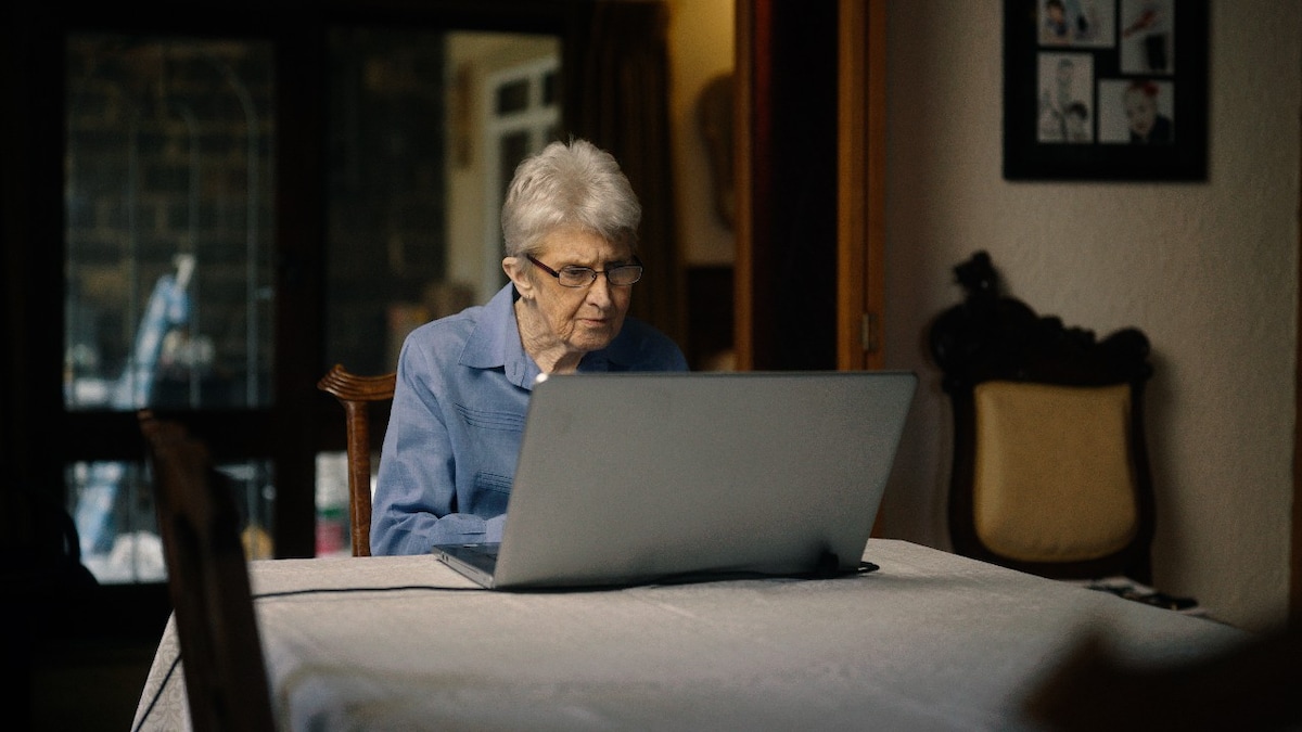 agl_ps_image_karen-oldest-customer-laptop