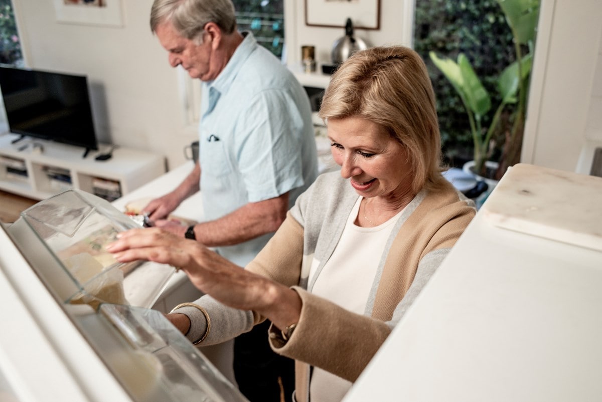 agl_ps_image_kitchen-senior-couple-fridge-closeup