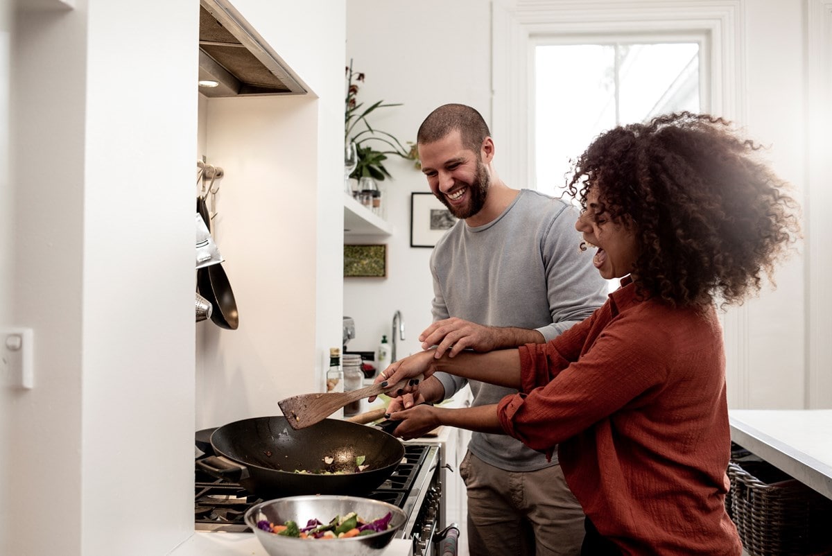 agl_ps_image_kitchen-couple-gas-cooking