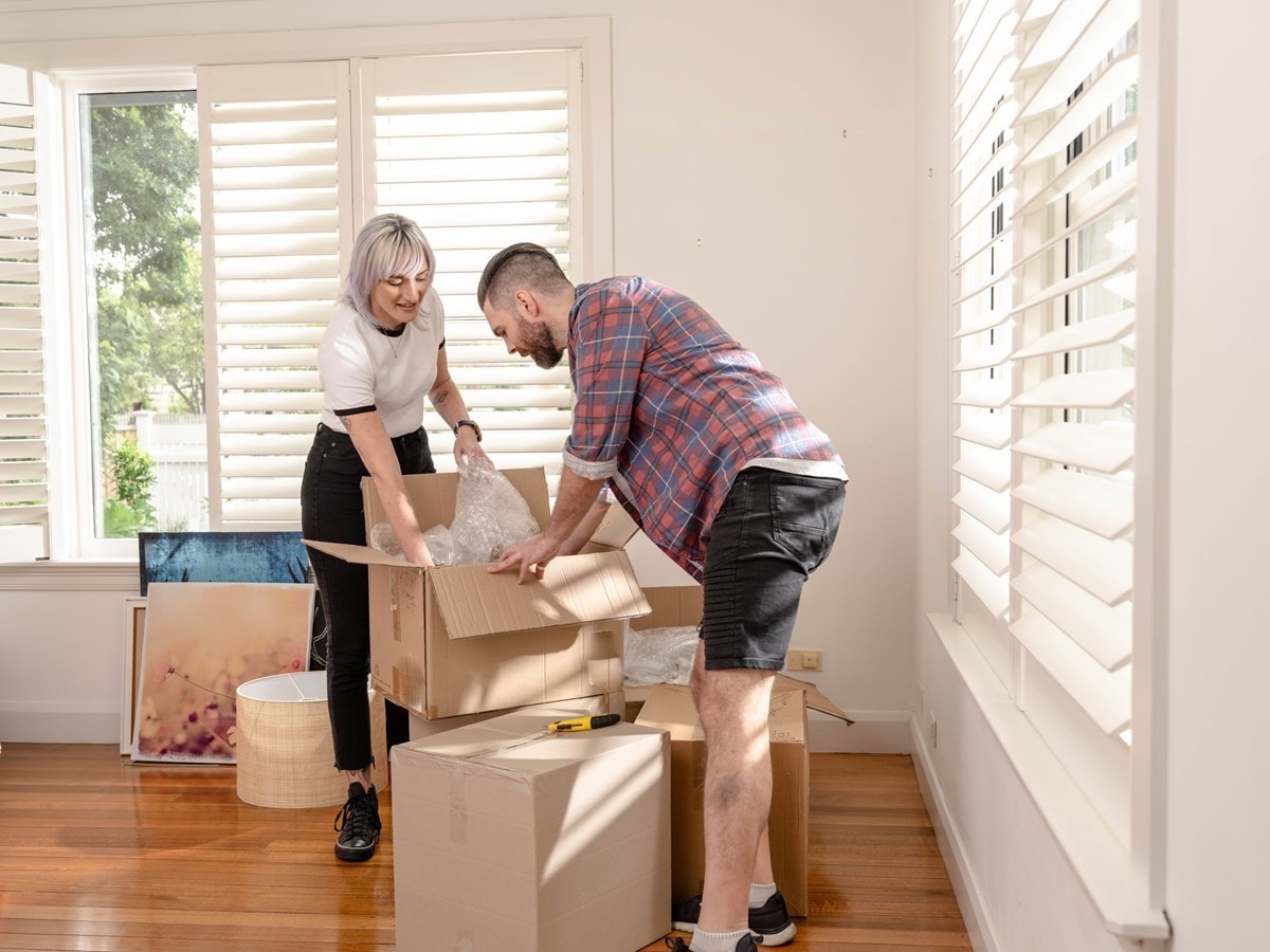 agl_ps_image_movers-couple-bedroom-unpack