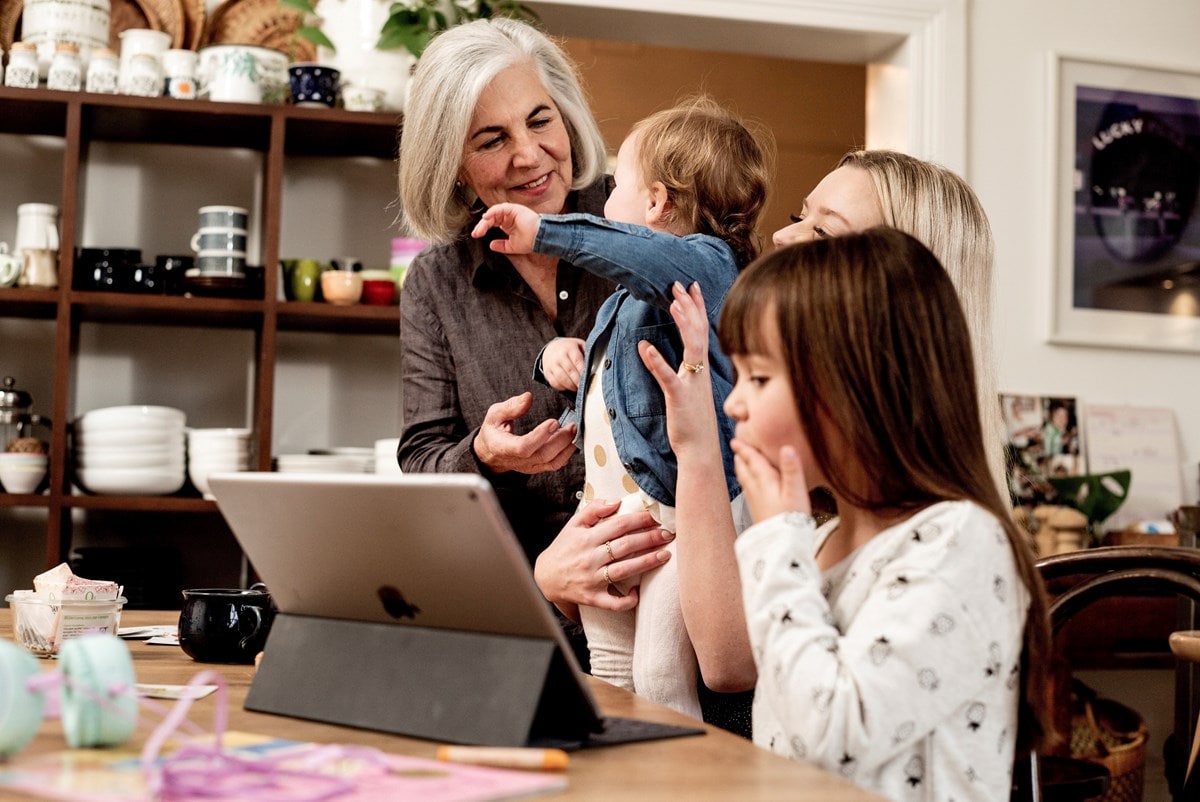 agl_ps_image_living-family-tablet