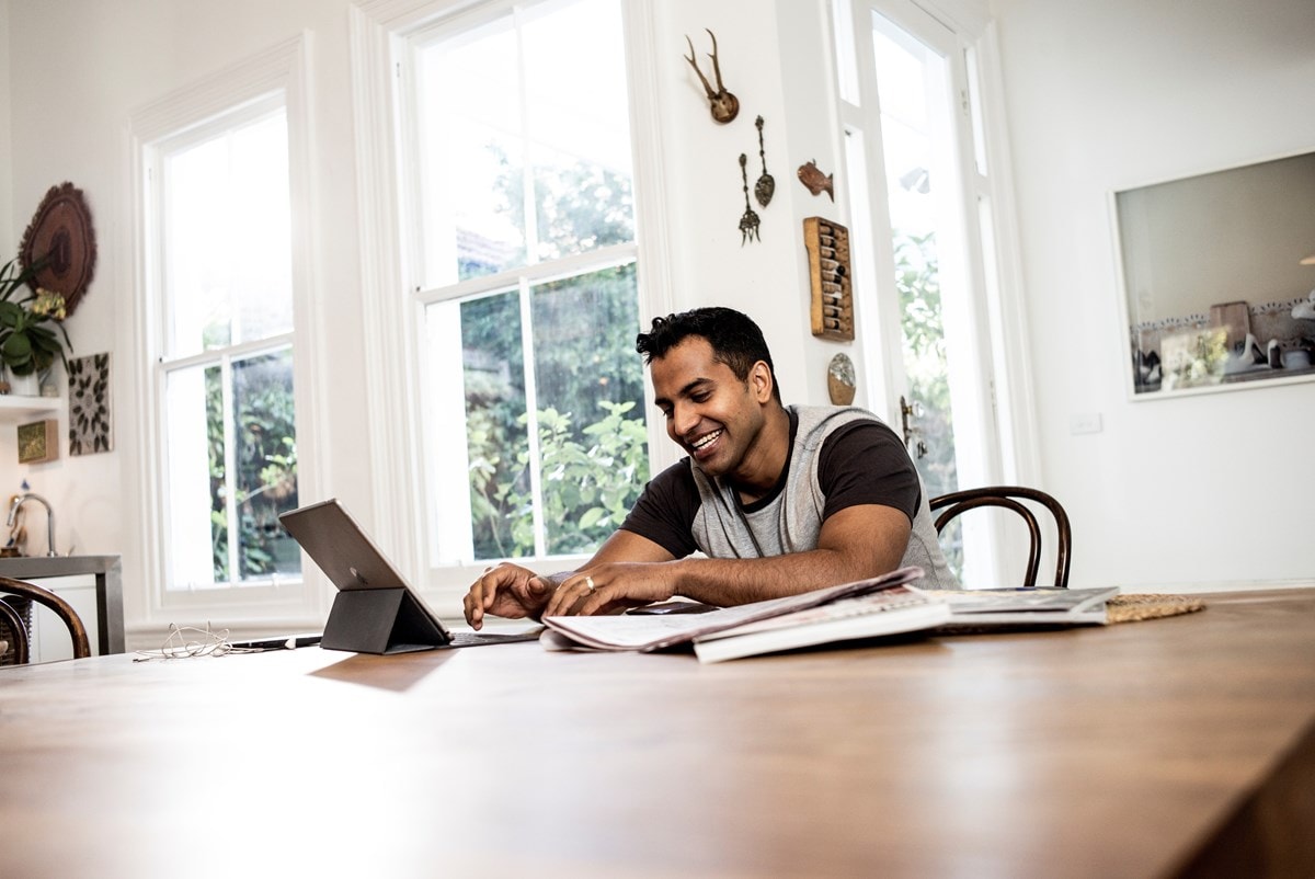 agl_ps_image_dining-table-man-tablet