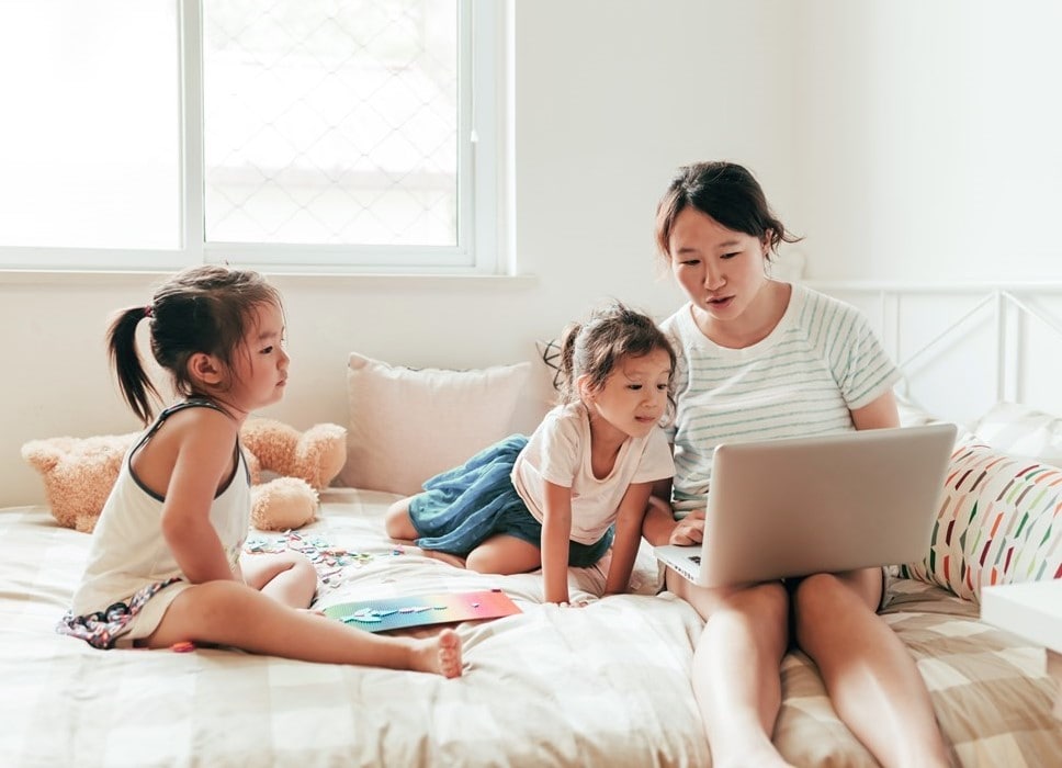 agl_s_image_mum_girls_bed_laptop_thumb